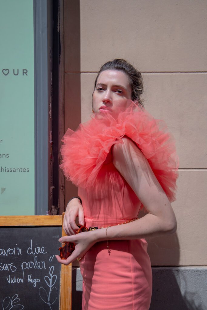Une robe originale pour un look remarqué à la Fashion Week - Photoshooting sauvage à Paris