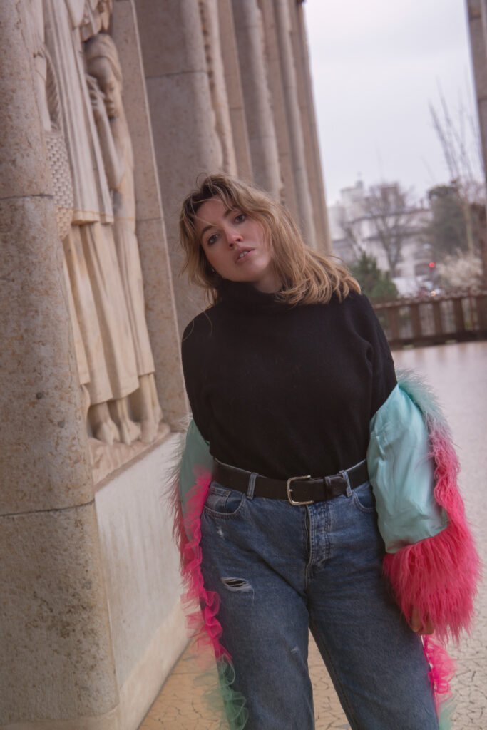 Se faire remarquer avec une veste en Poil aux couleurs criardes à la Fashion Week - détourner une veste originale au quotidien, rien de plus simple, suivez le guide A Way of Life by J