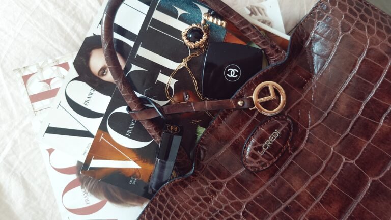 Sac élégant en cuir effet croco; l'imtemporel - Nouvelle Direction pour Vogue US