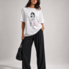 Femme portant le t-shirt blanc The Editorial Studio.