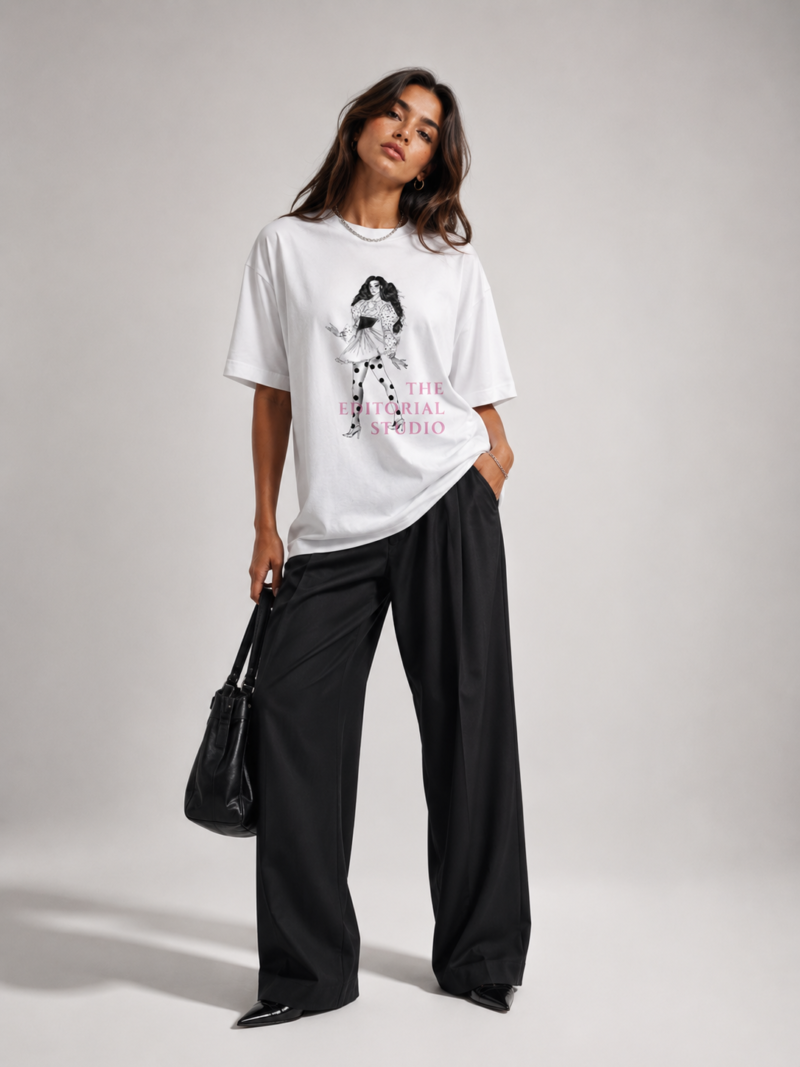 Femme portant le t-shirt blanc The Editorial Studio.