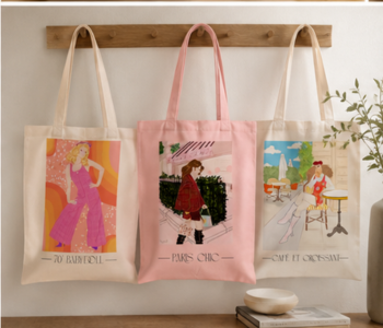 Trio de tote bags en toile avec illustrations de mode éditoriale Paris chic et rétro The Editorial Studio