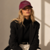 Jeune femme moderne portant une casquette the editorial studio bordeaux effet vintage